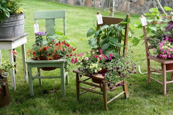 Flores em cadeiras
