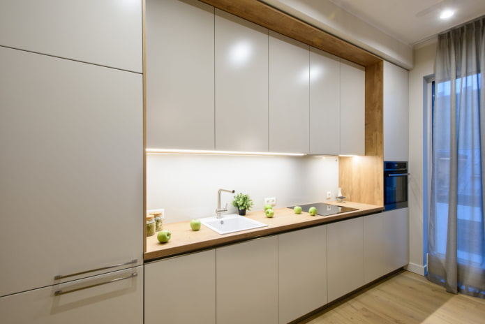 cozinha linear com armários altos