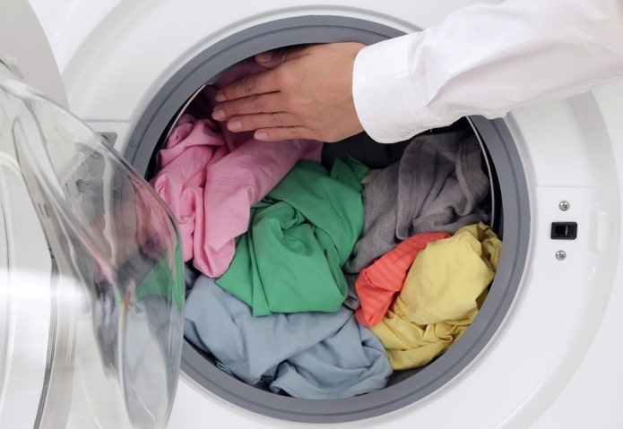 Carregamento correto da roupa na máquina de lavar
