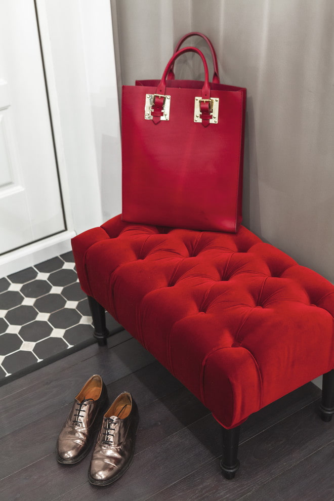pufe vermelho no interior