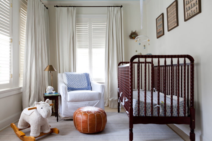 Puf de couro no interior do quarto infantil