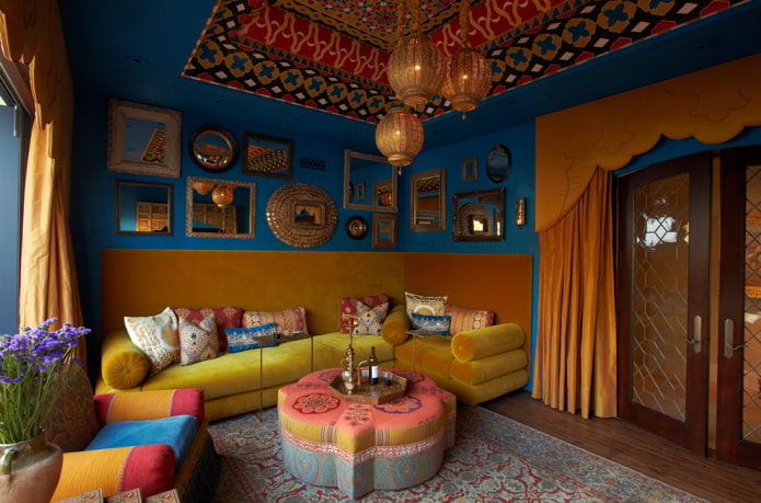 pufe no interior em estilo oriental