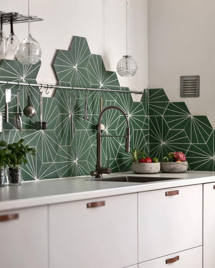 avental feito de azulejos incomuns