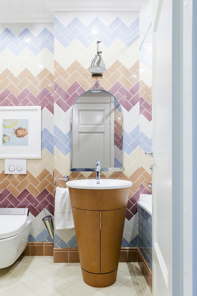 layout de azulejos em espinha de peixe no banheiro