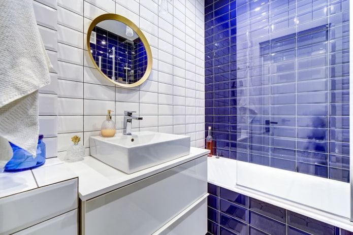 layout padrão de azulejos no banheiro