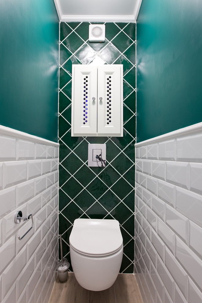 layout de azulejos no interior do vaso sanitário