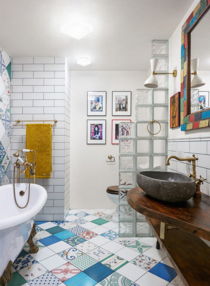 layout de azulejos no interior do banheiro