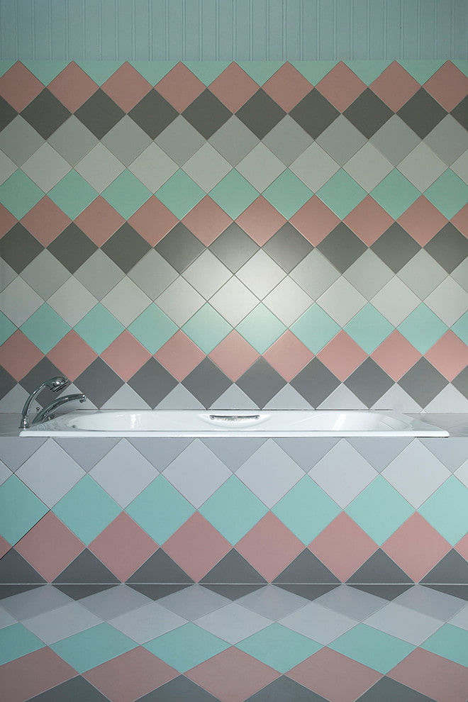 layout de azulejos no interior do banheiro