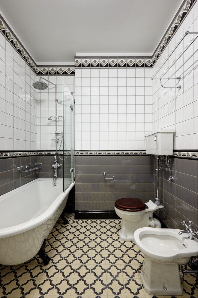 layout de azulejos no interior do banheiro