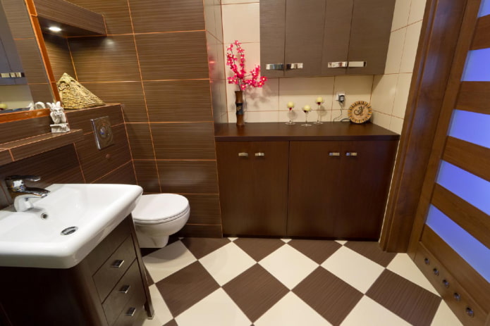 layout de ladrilhos xadrez no interior do banheiro