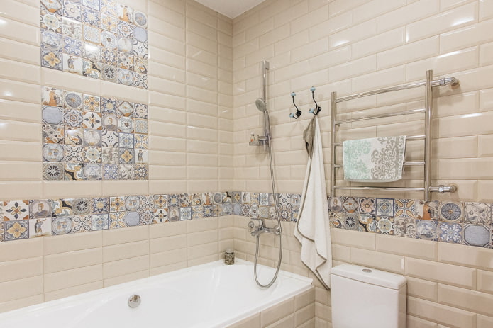 layout de azulejos no interior do banheiro