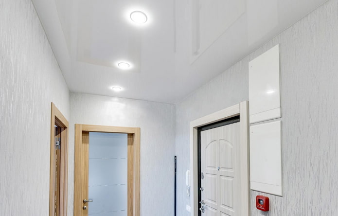 holofotes em uma fileira no corredor