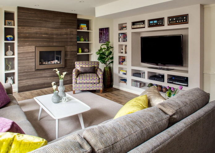 sala de estar com TV e lareira
