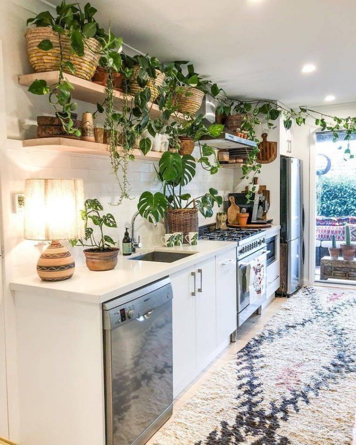 muitas flores na cozinha