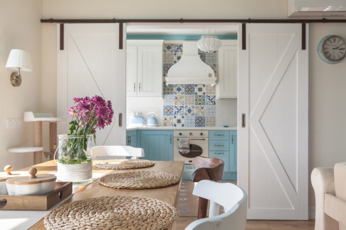 telas deslizantes no estilo provençal