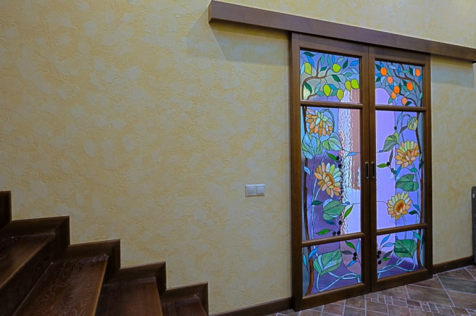 portas de correr com vitrais no interior