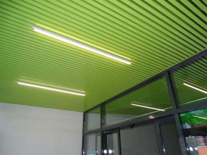 estrutura suspensa de ripas em formato de cubo