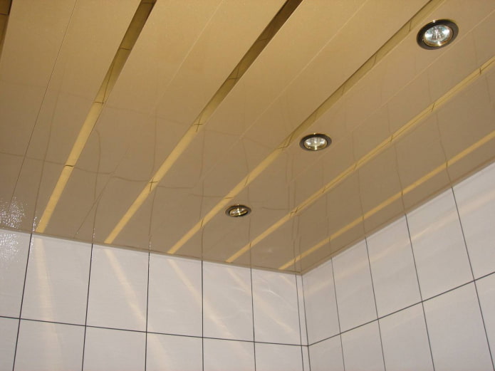estrutura pendente de ripas douradas