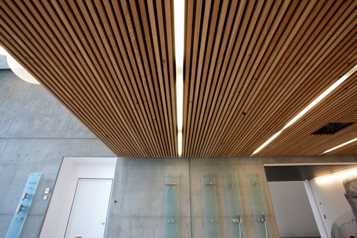 estrutura suspensa de ripas com retroiluminação
