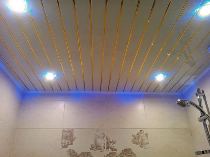 estrutura suspensa de ripas com retroiluminação