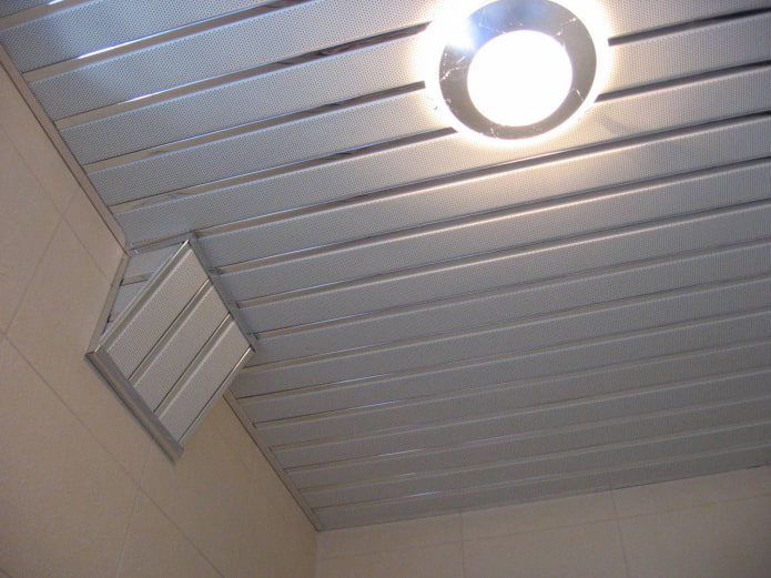 estrutura suspensa de ripas perfuradas