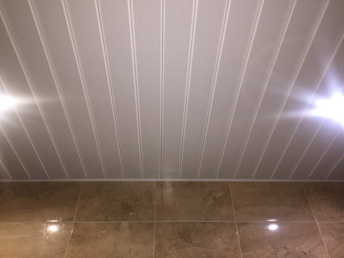Estrutura suspensa com ripas perfuradas