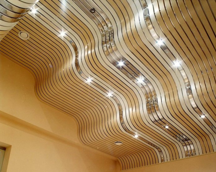 estrutura suspensa de ripas curvas