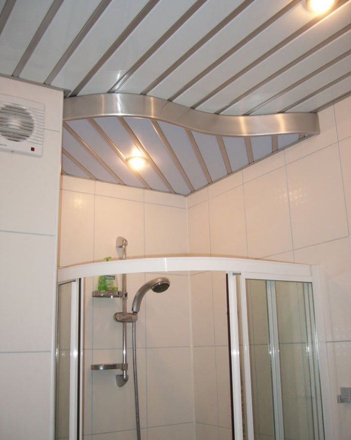 estrutura suspensa de ripas no banheiro