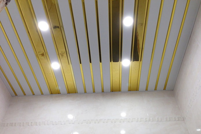 estrutura suspensa de ripas com inserções