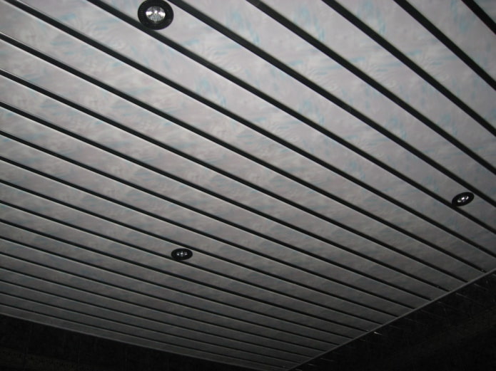 estrutura suspensa de ripas sob mármore
