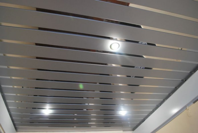 estrutura suspensa com ripas de metal estrutura suspensa