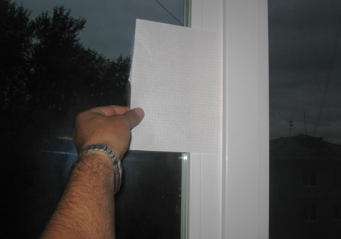 verificando a estanqueidade da janela com papel