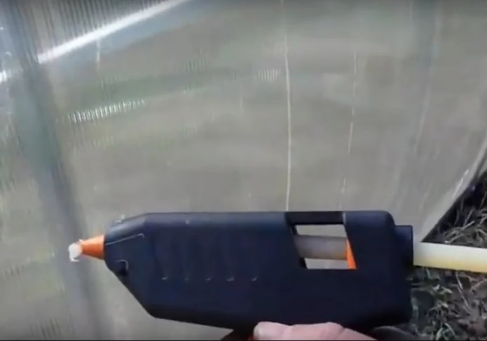 vedando um furo em policarbonato com uma pistola de cola