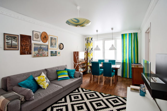 acabamento de teto em um apartamento Khrushchev