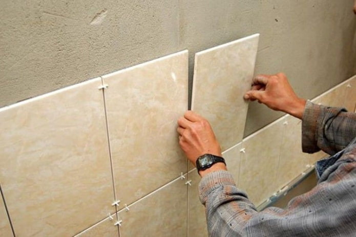 Colocação dos azulejos na parede
