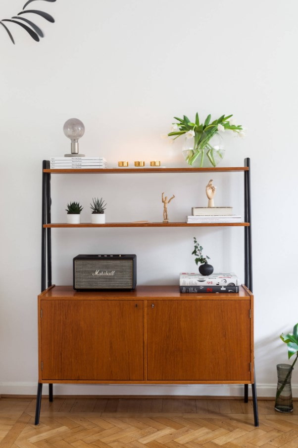 um guarda-roupa em estilo retrô para a sala de estar