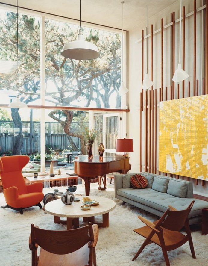 design de sala de estar com tetos altos