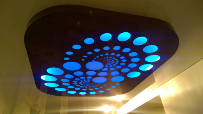 tela perfurada com iluminação de recortes
