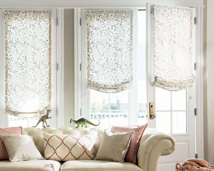 cortinas romanas sem moldura na sala de estar