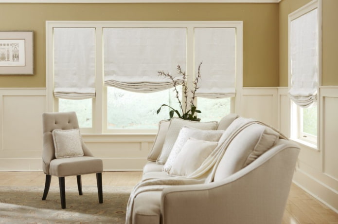 cortinas romanas sem moldura na sala de estar