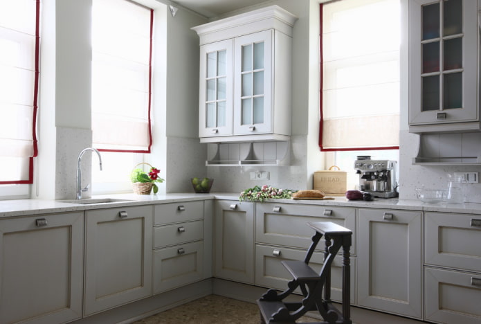 Cortinas romanas com bordas na cozinha