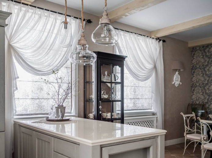 cozinha espaçosa com tule branco