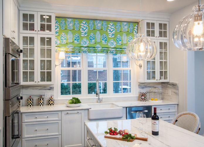 cortinas romanas verdes com um padrão na cozinha