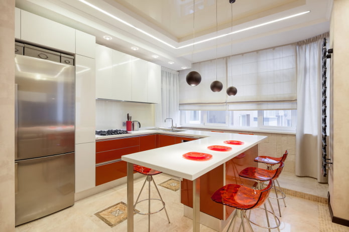 persianas romanas monocromáticas na cozinha
