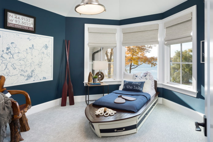 Cortinas romanas em um quarto infantil em estilo náutico