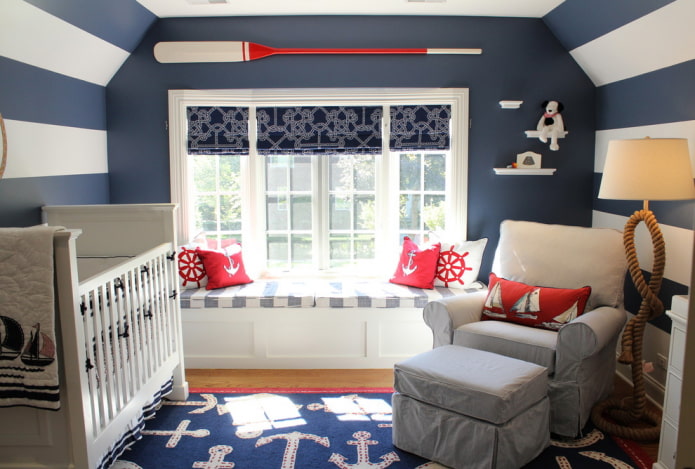 Cortinas romanas no quarto do bebê em estilo náutico