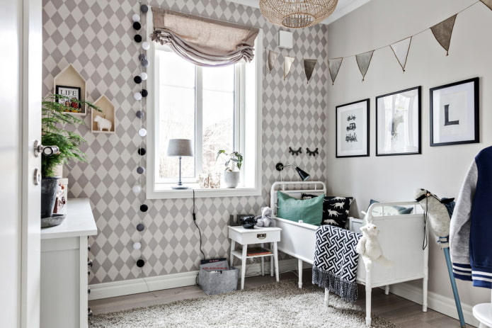 Persianas romanas em um quarto infantil em estilo escandinavo