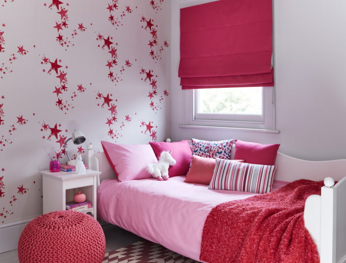 cortinas romanas no quarto de uma menina