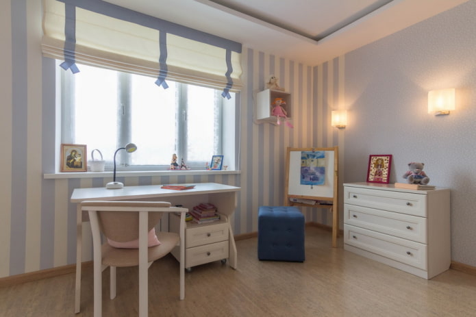 persianas romanas com fitas no quarto do bebê