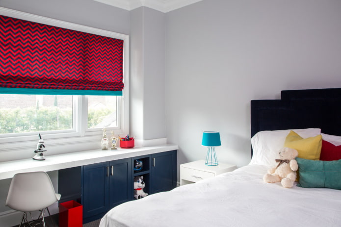cortinas romanas com estampa geométrica no berçário